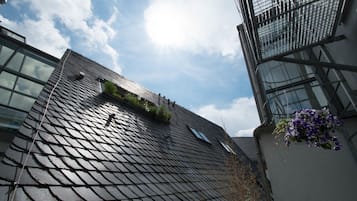 Deluxe-Apartment, 3 Schlafzimmer, Terrasse, Strandnähe | 3 Schlafzimmer, Schreibtisch, schallisolierte Zimmer