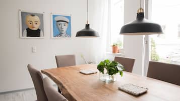 Deluxe appartement, 3 slaapkamers, patio, aan het strand | 3 slaapkamers, een bureau, geluiddichte muren