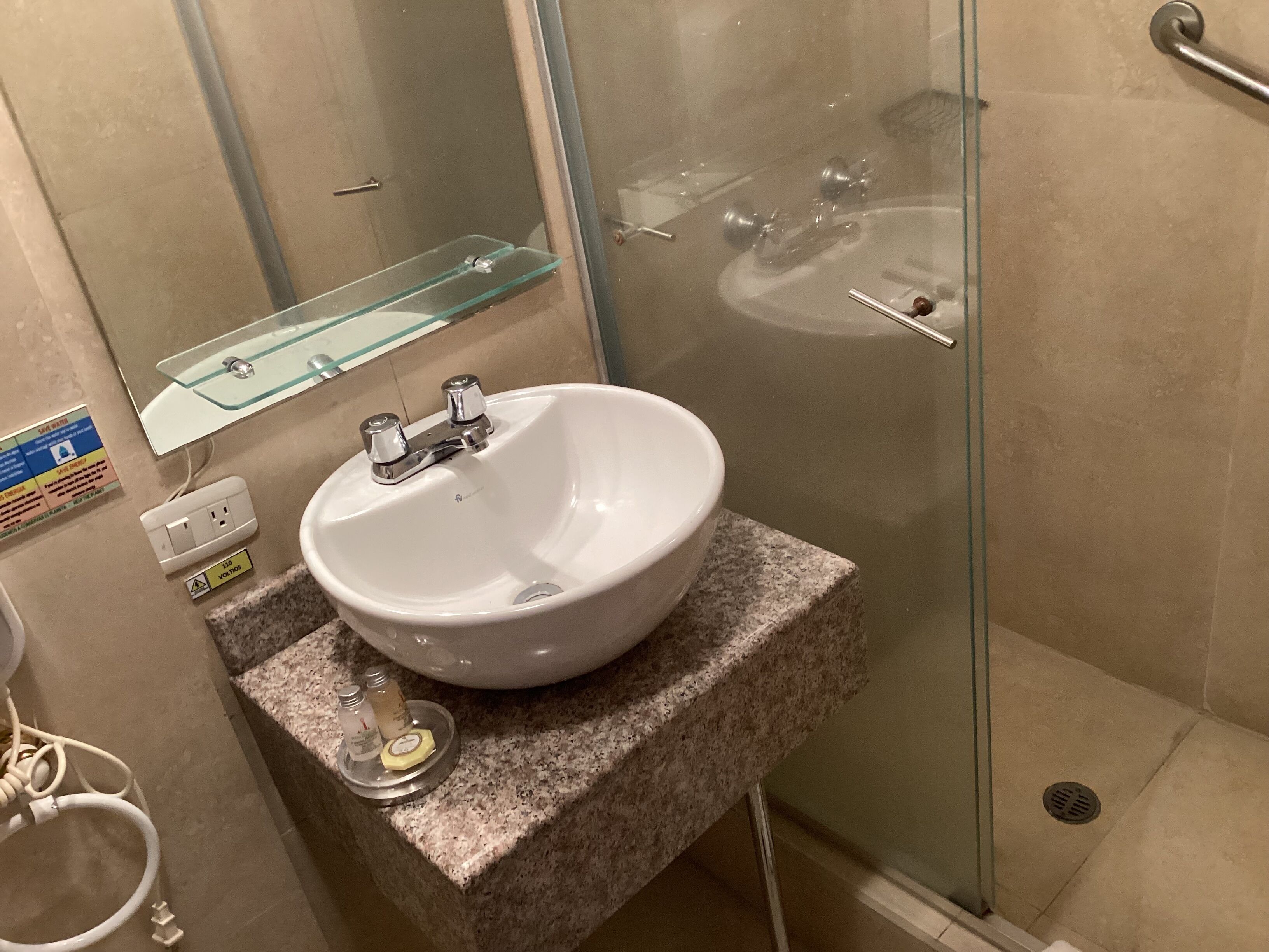Ducha, artículos de tocador gratuitos, toallas, shampoo