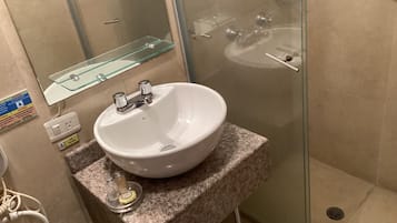 Quarto casal superluxo de uso individual, 2 quartos | Banheiro | Chuveiro, produtos de toalete grátis, toalhas de banho, shampoo