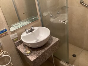 Doppia Luxury uso singolo, 2 camere da letto | Bagno | Doccia, set di cortesia gratuito, asciugamani, shampoo