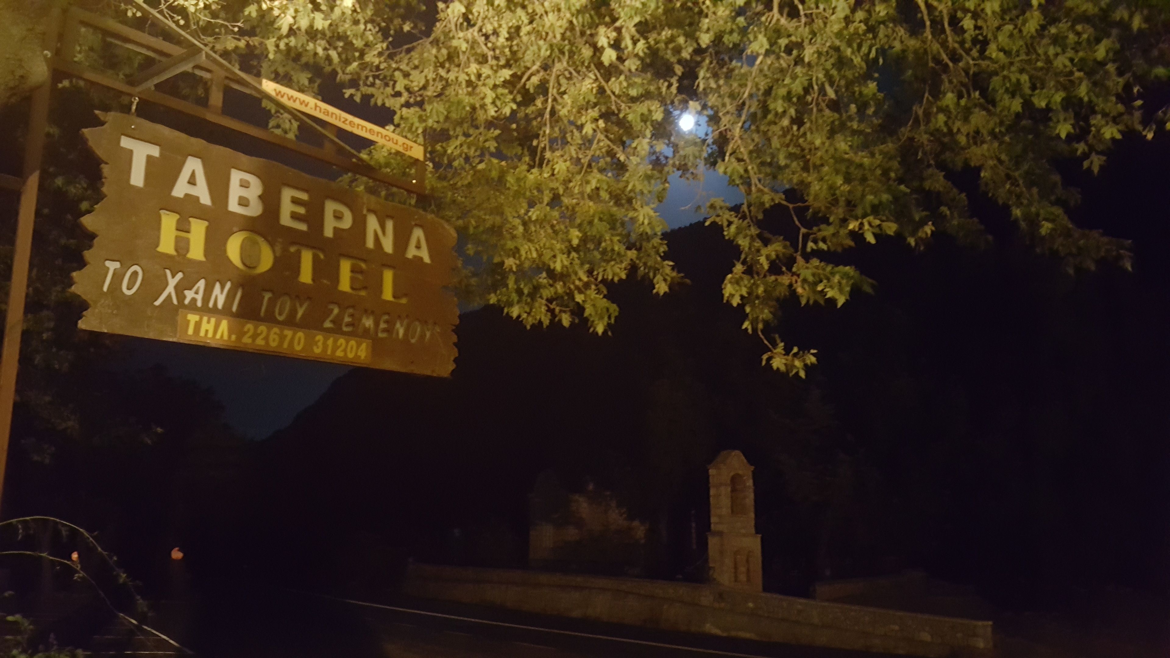 Une enseigne indiquant l’hôtel Tabepna, avec les coordonnées.