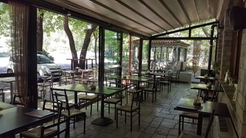 Daily continental breakfast (EUR 7 per person)