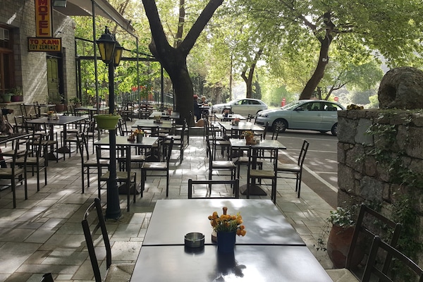 Petit déjeuner et déjeuner servis sur place, spécialités Cuisine grecque
