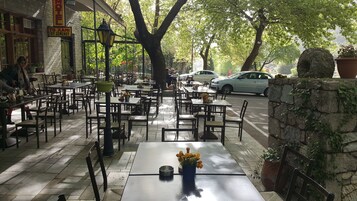 Se sirven desayunos, almuerzos y cenas; cocina griega