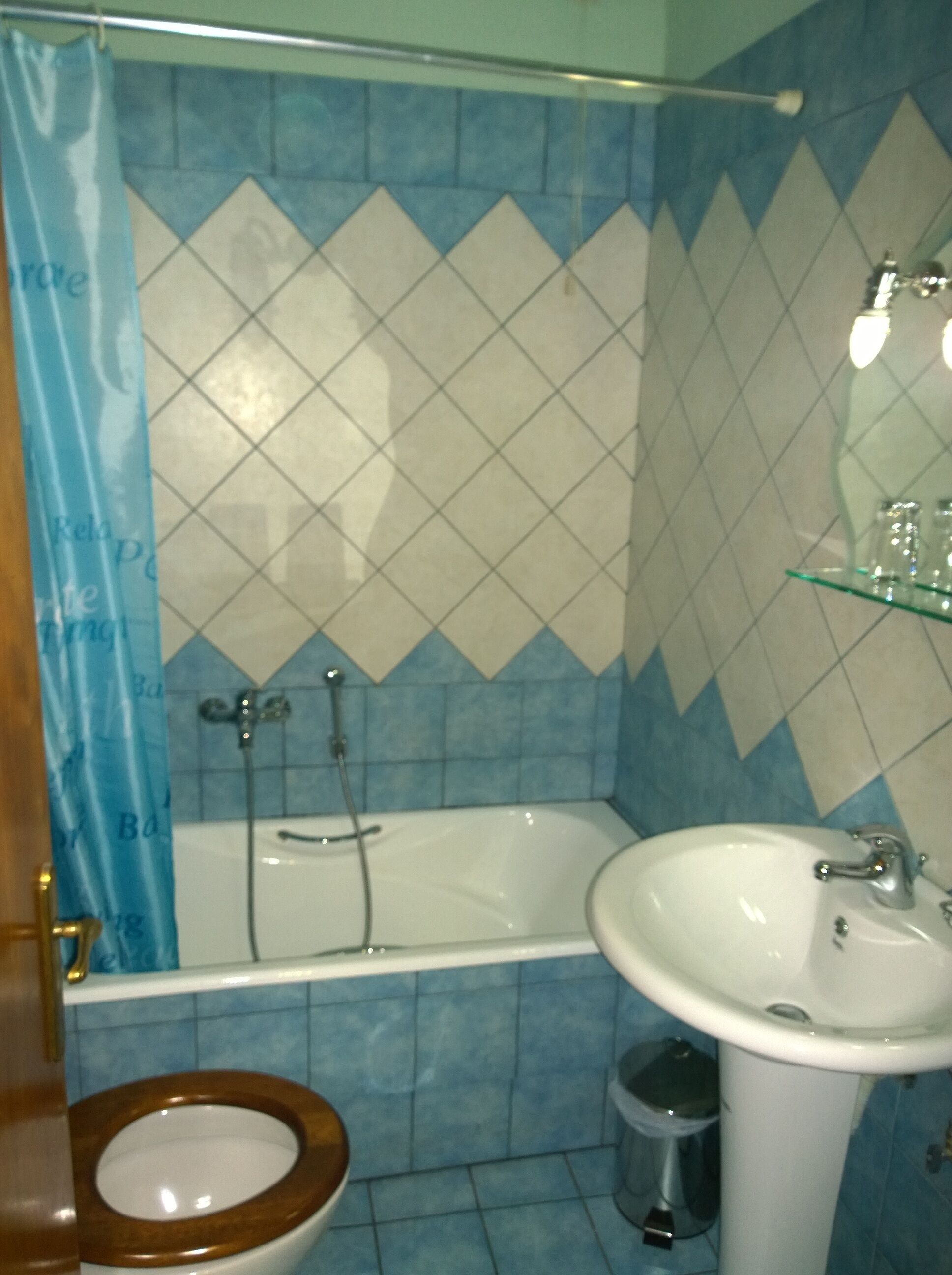 Un baño con bañera, inodoro y lavamanos.