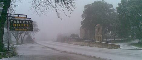 A snow-covered road with a sign for the Tabepna Hotel.