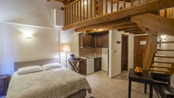 Room (Maisonette) | Individually decorated, desk, soundproofing, iron/ironing board