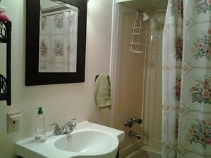 Cottage, 3 Bedrooms | Bathroom | Combined shower/tub