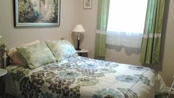 Cottage, 3 Bedrooms | 1 bedroom, desk, iron/ironing board, free WiFi