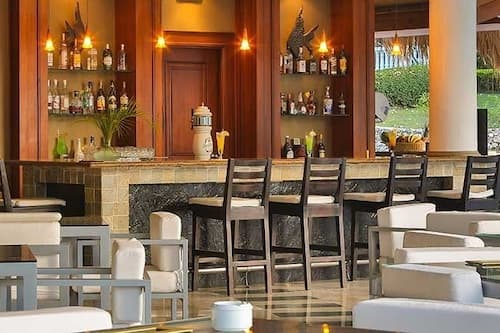 15 bars/lounges