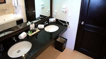 Studio Living | Bathroom | Free toiletries, hair dryer, towels