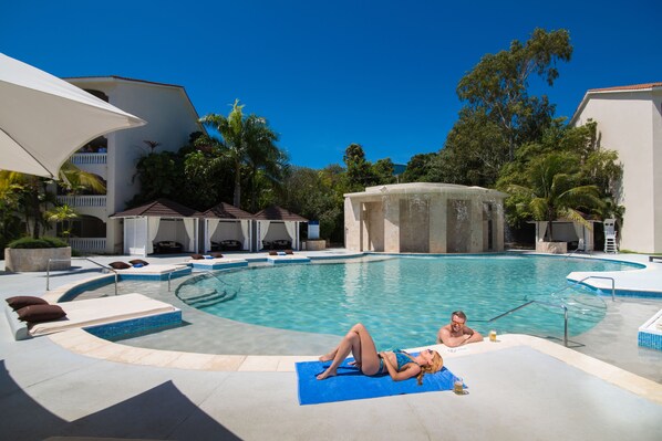 12 piscines extérieures, parasols de plage, chaises longues