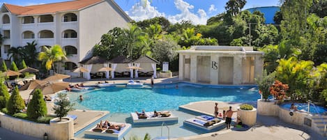 12 من حمّامات السباحة الخارجية، مظلات على حمّام السباحة، مقاعد للتشمس