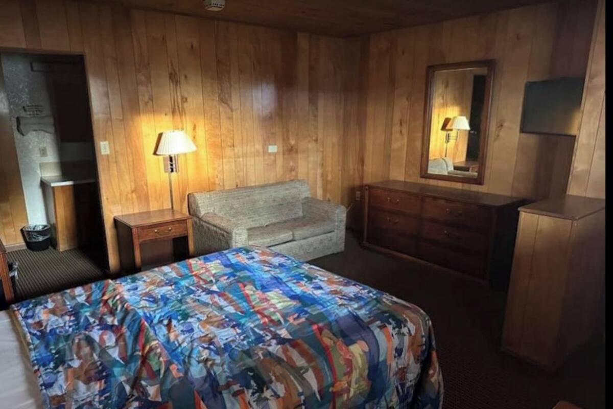 Premium bedding, iron/ironing board (on request), free WiFi, bed sheets