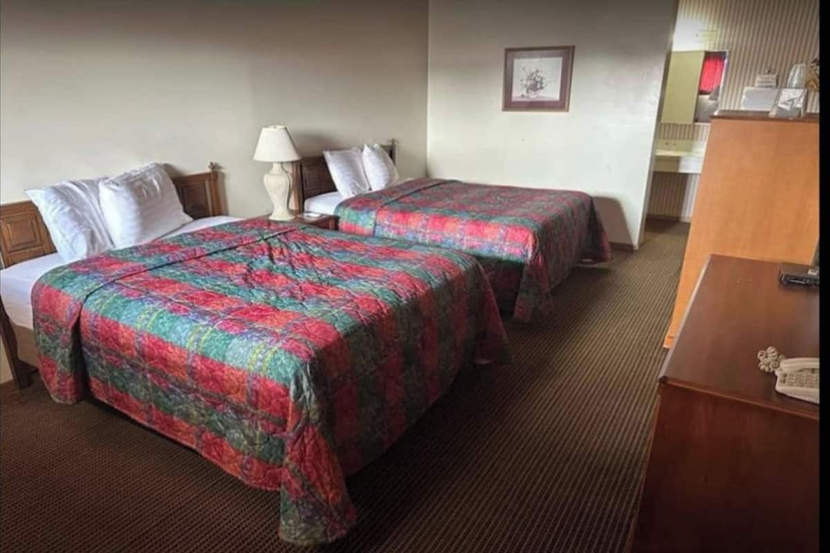 Premium bedding, iron/ironing board (on request), free WiFi, bed sheets