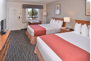 Escritorio, espacio para trabajar con laptop y cortinas blackout 