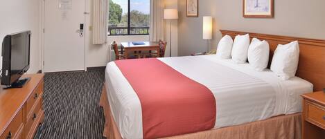 Escrivaninha, espaço de trabalho para notebook, cortinas blackout