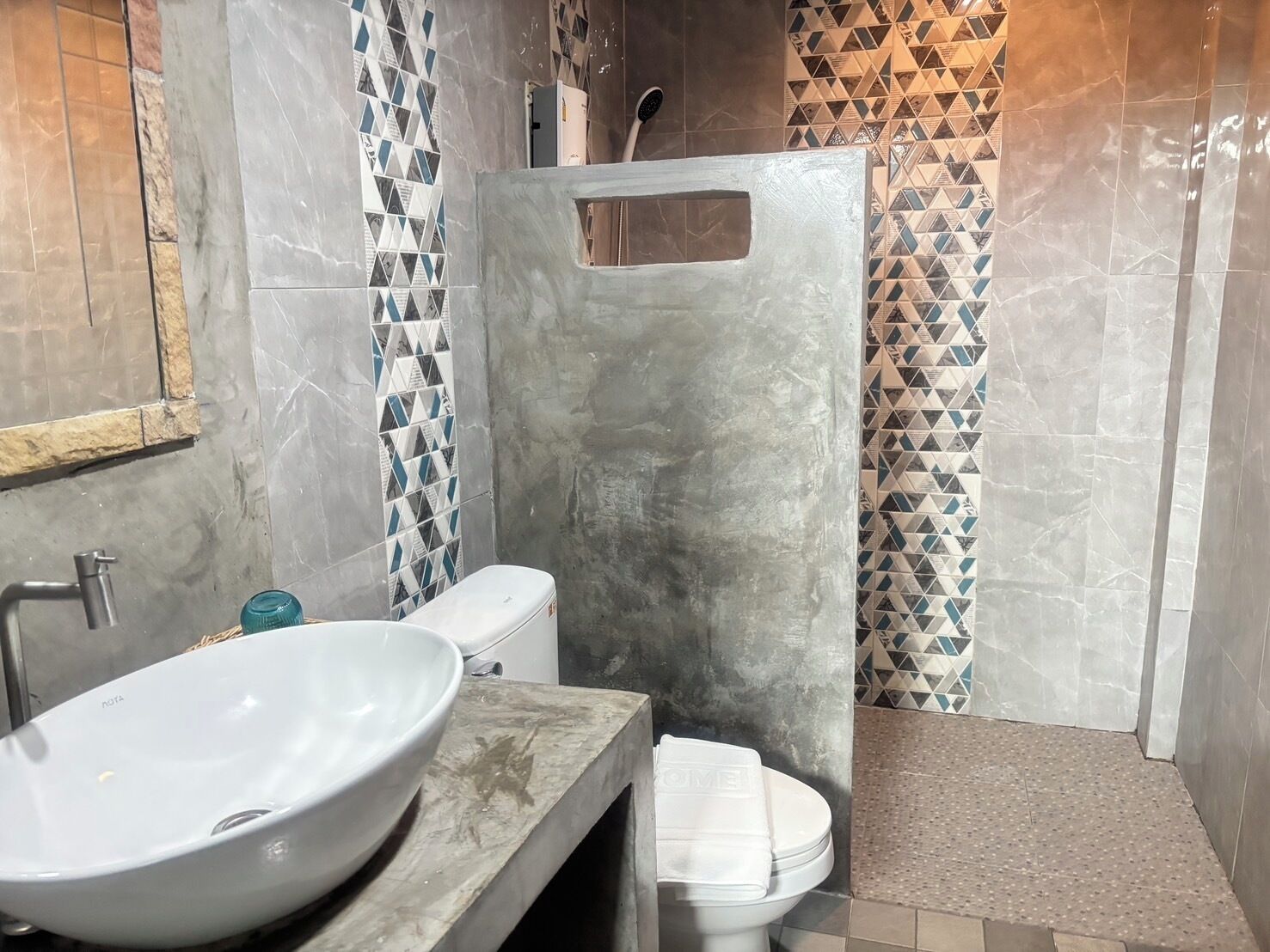 triple room | bathroom | shower, rainfall showerhead, free toiletries, towels