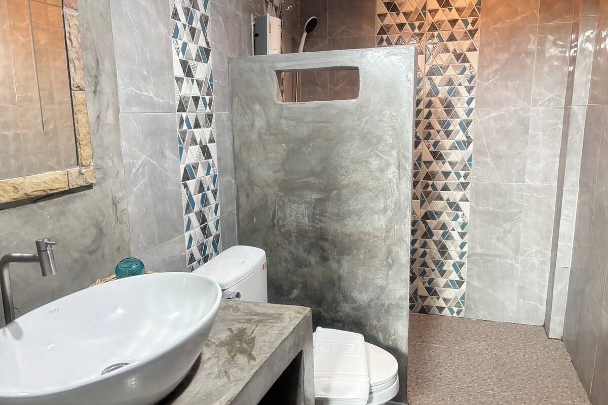 triple room | bathroom | shower, rainfall showerhead, free toiletries, towels