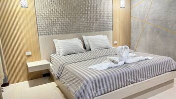 Una camera da letto moderna con un letto grande, una testiera in legno e un muro strutturato.