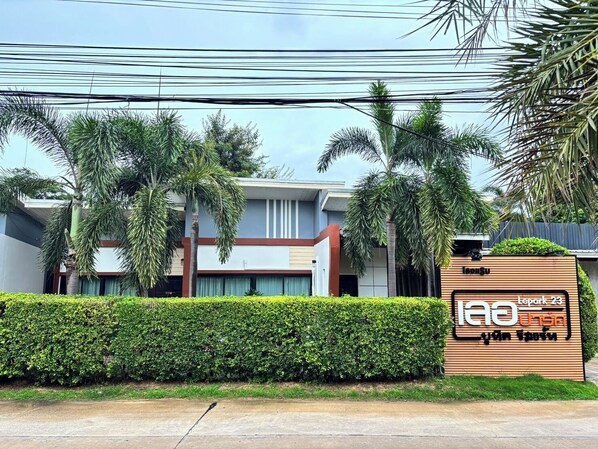 A modern building with a sign reading "Isuzu" and "Lepark 23". - Le Park 23 Boutique Resort (Roi Et)