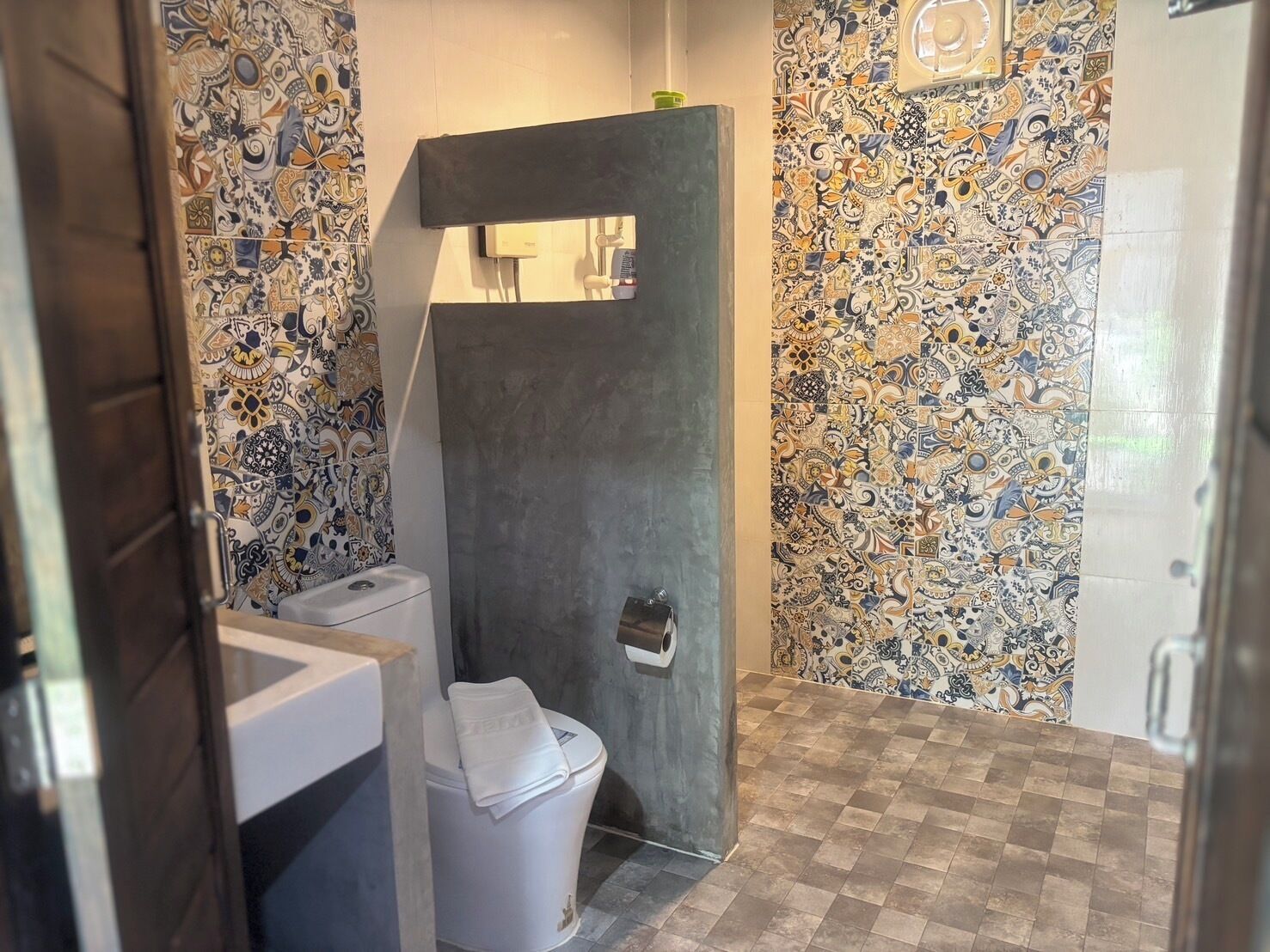 triple room | bathroom | shower, rainfall showerhead, free toiletries, towels