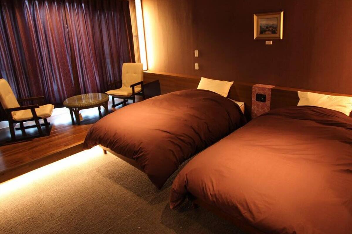 Standard Twin Room, Private Bathroom | In-room safe, desk, free WiFi