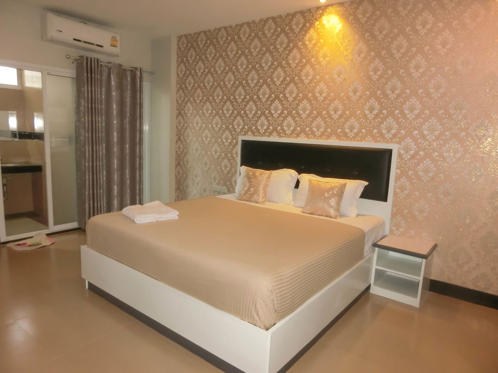 Minibar, desk, free WiFi