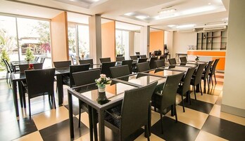 Café da manhã diário mediante uma taxa