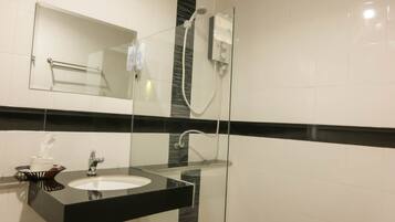 Dusche, kostenlose Toilettenartikel, Handtücher