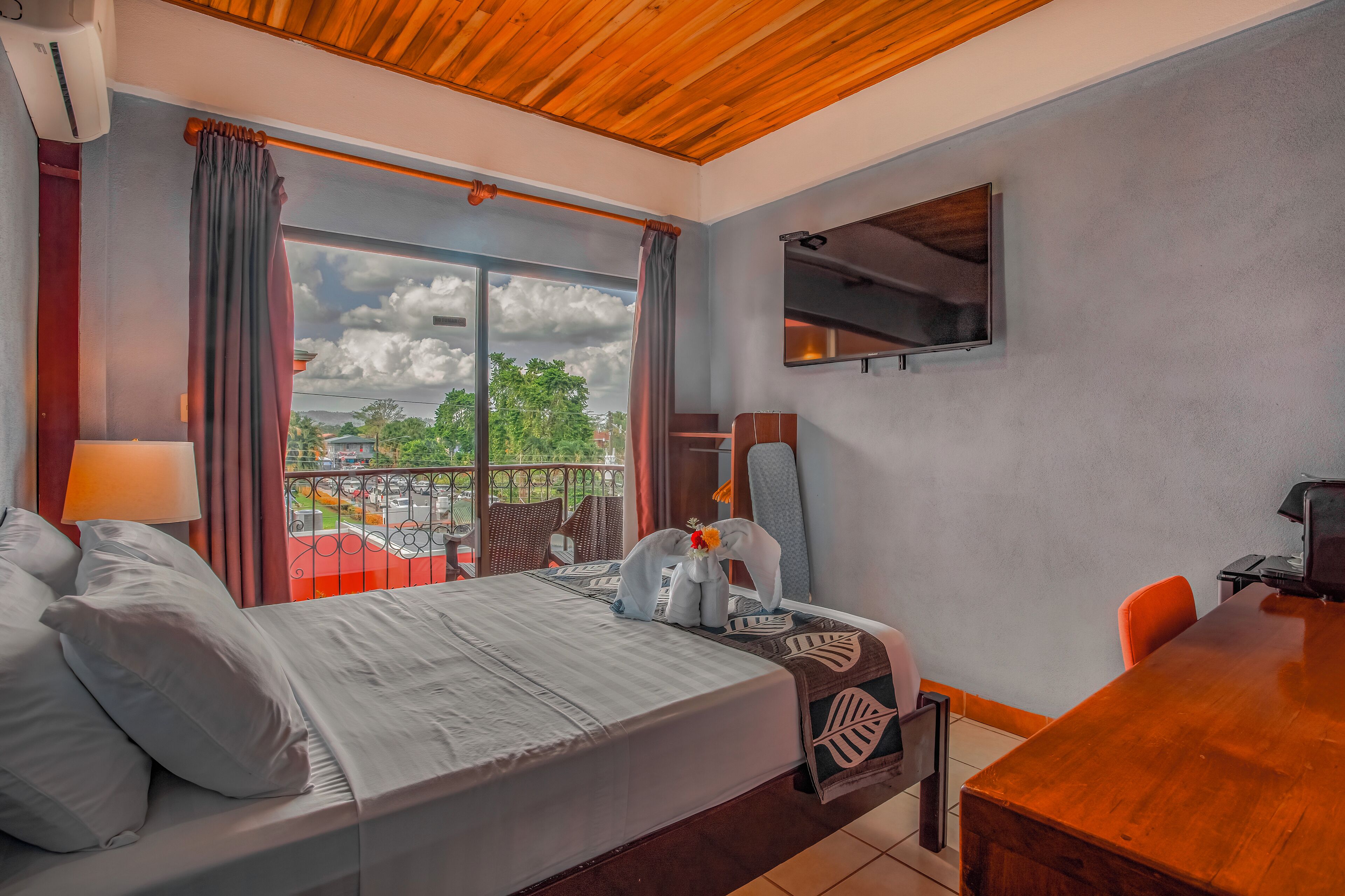 hypo-allergenic bedding, minibar, in-room safe, iron/ironing board