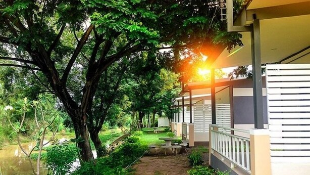 Una cabaña con jardín, una piscina pequeña y zona de comedor.