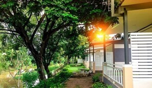 A bungalow with a garden, a small pool, and a dining area. - The Premium Resort (Suwannaphum)