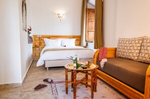 Quarto casal superior, 1 cama Queen, vista para o jardim, no jardim | 2 quartos, roupas de cama premium