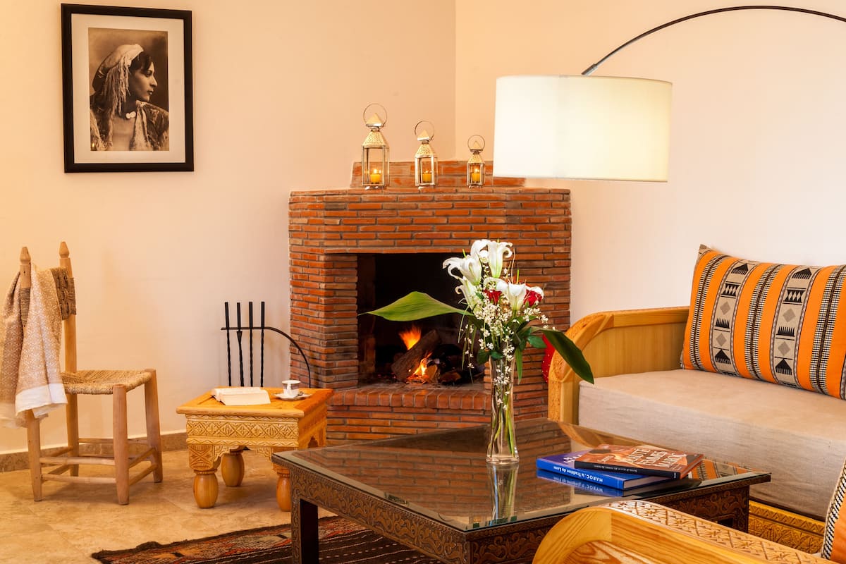 Suite, 1 King Bed, Fireplace, Garden View | Living area