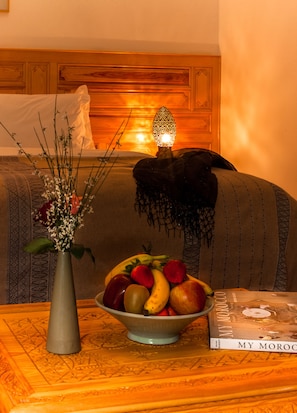 Suite, 1 King Bed, Fireplace, Garden View
