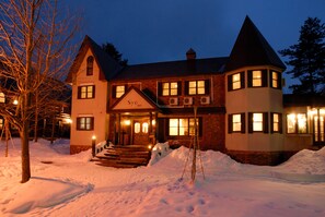 施設の正面 (日没後)