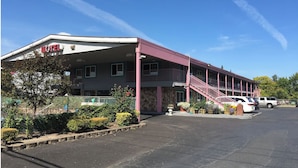Un motel doté d’une entrée abritée, d’un escalier et d’un parking.