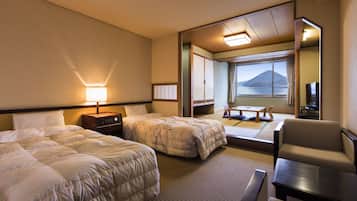 Habitación, vista al lago (2017,buffet) | Caja de seguridad en la habitación y cortinas blackout