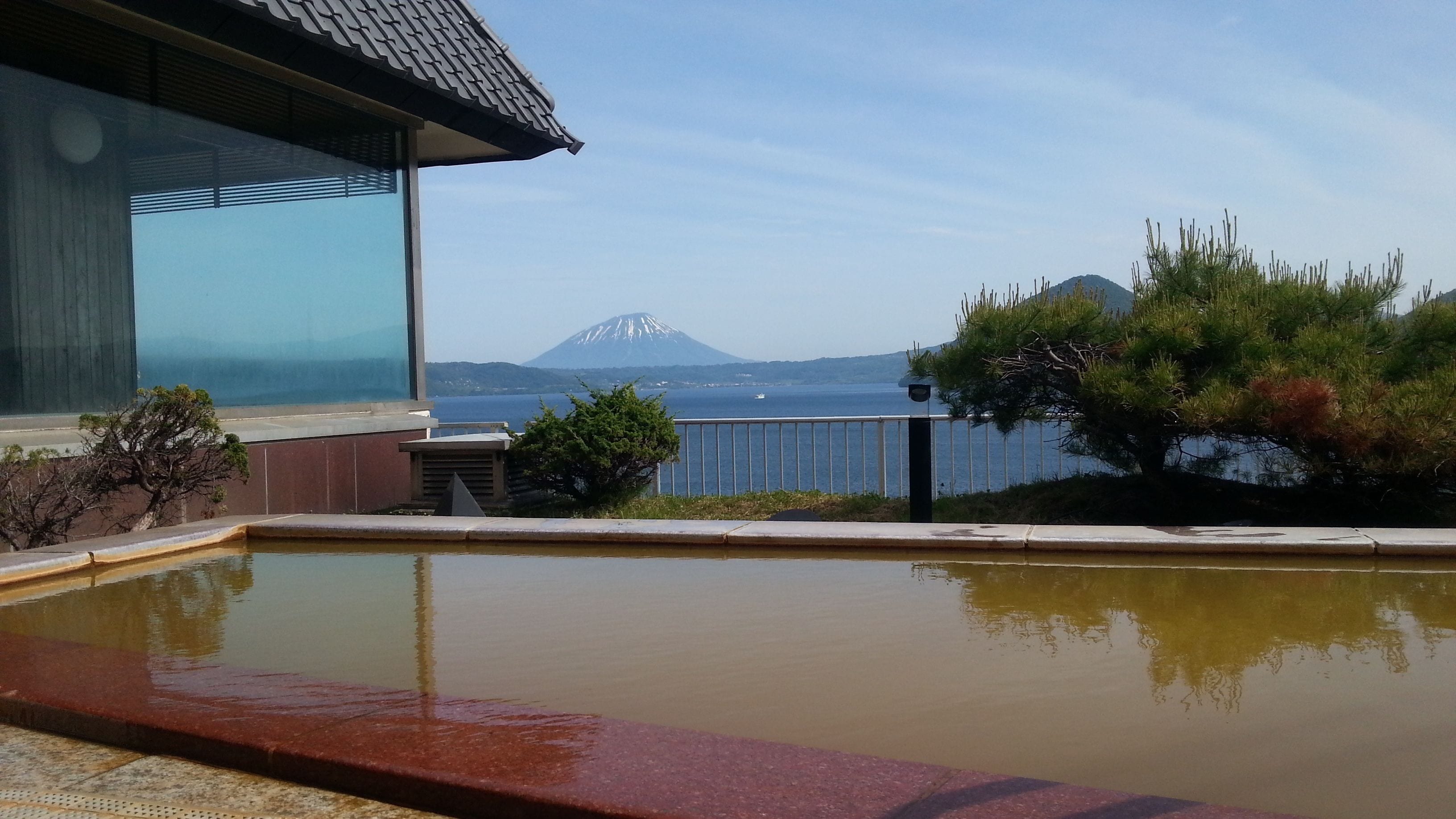 Una piscina con vistas a la montaña y al mar.