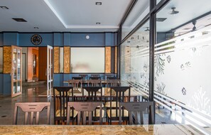 每日供应自助式早餐（每人 THB 150）