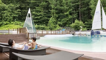 Inomhuspool, utomhuspool och solstolar
