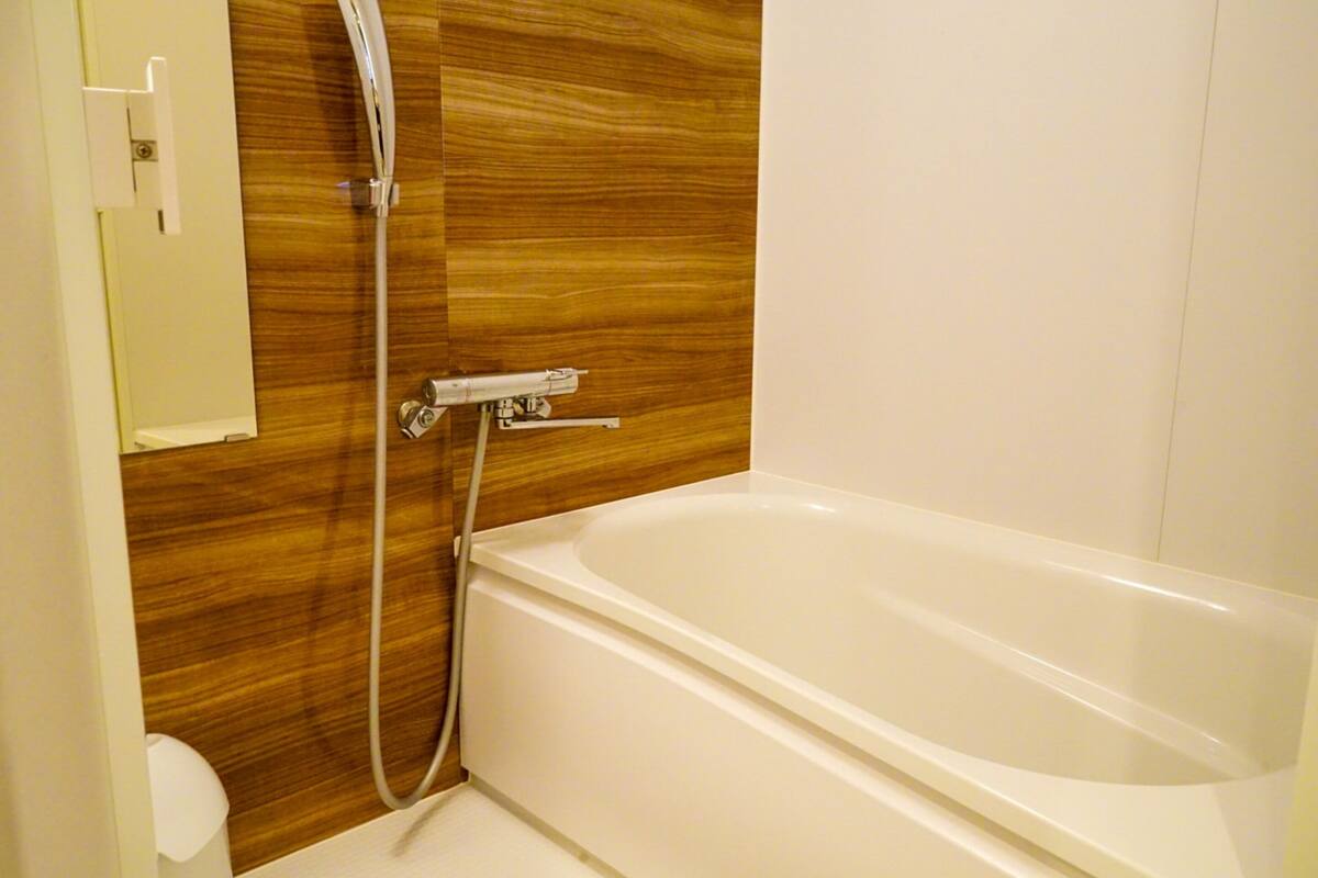 women's triple  | bathroom | combined shower/bathtub, free toiletries, hair dryer, slippers