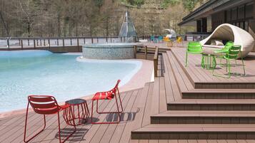 Piscine couverte, piscine extérieure, chaises longues