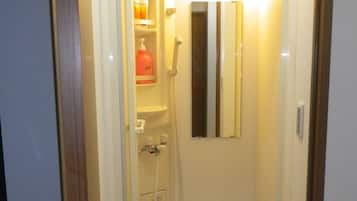 Habitación estándar con 2 camas individuales, para no fumadores | Baño | Regadera, pantuflas, toallas