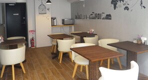 Breakfast area - Nagomi - Hostel (Tokyo)