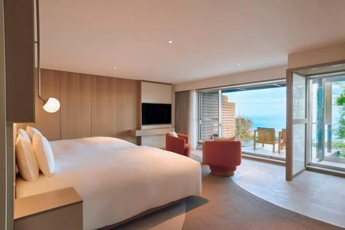 Een minibar, een kluis op de kamer, een bureau