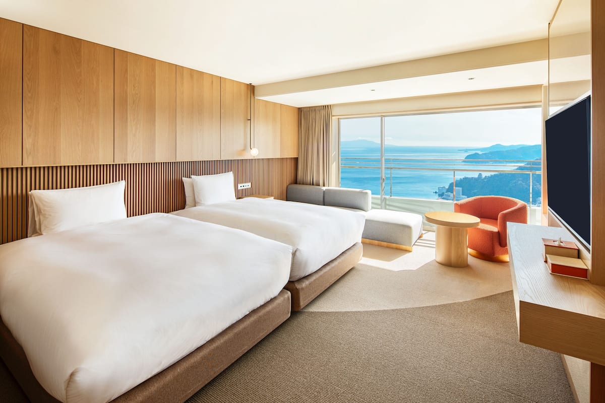 Twin kamer, niet-roken (Hollywood Twin, View Bath Onsen) | Een minibar, een kluis op de kamer, een bureau