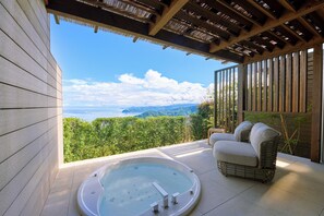 Kamar Twin Deluks, 2 kamar tidur, Bebas Asap Rokok (Grandbach,with Indoor Bath Onsen) | Minibar, brankas, meja kerja, dan setrika/meja setrika